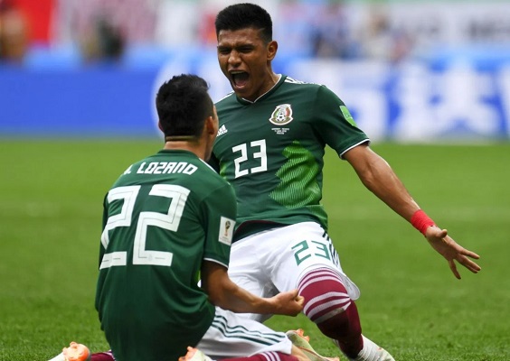 Celebración del gol de los jugadores de México
